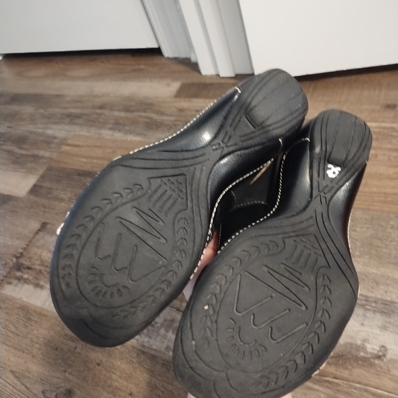 Rialto Women's Velcro Shoes - Picture 2 of 7